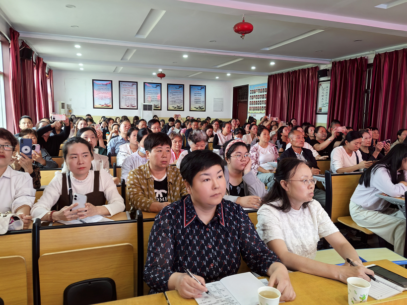  您好，一年級！家長，家長，預(yù)備起！——駐馬店市第十一小學(xué)舉行一年級新生家長講座