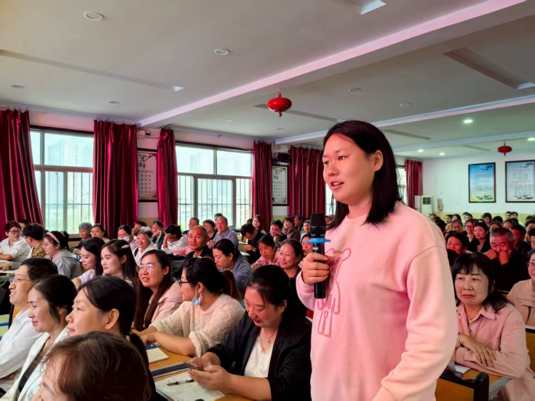  您好，一年級！家長，家長，預(yù)備起！——駐馬店市第十一小學(xué)舉行一年級新生家長講座