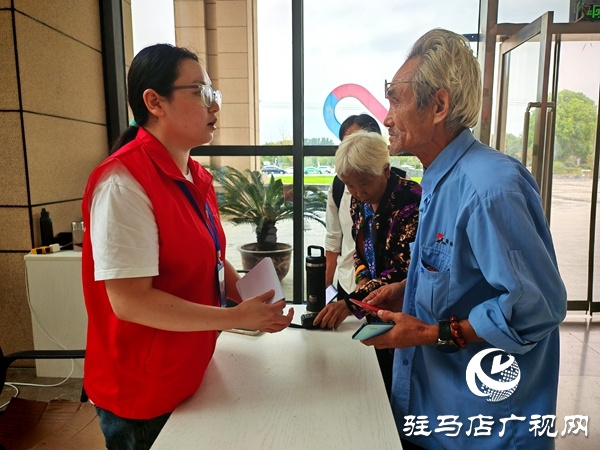 平輿縣政務服務大廳：“紅馬甲”飄動處 政務服務暖人心
