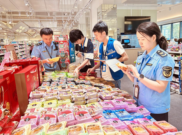 駐馬店市市場監(jiān)管局示范區(qū)分局開展“雙節(jié)”前食品安全專項檢查