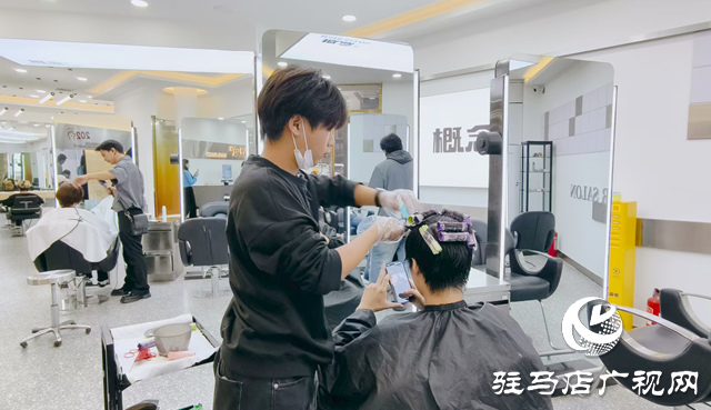 秋冬發(fā)型煥新熱潮：簡約質感與溫暖色系成主流風尚