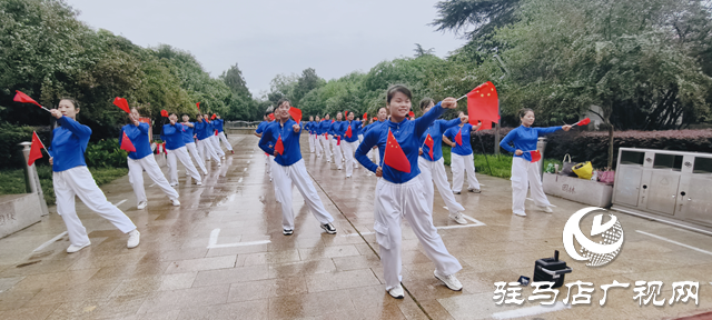 驛城區(qū)小游園健身操點亮居民生活