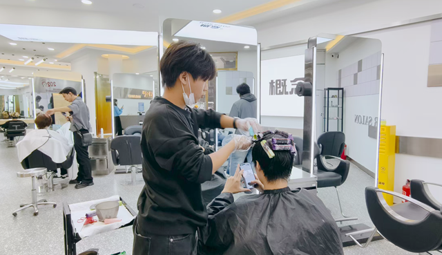 秋冬發(fā)型煥新熱潮：簡約質感與溫暖色系成主流風尚