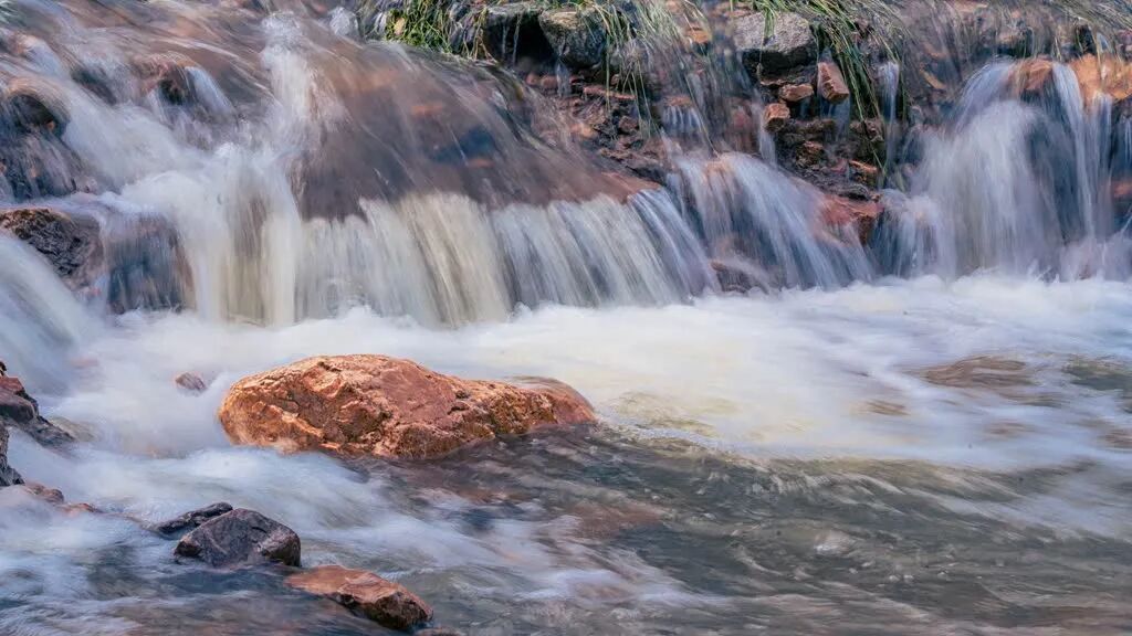 秋日秘境—駐馬店紅石崖竟藏著一道飛瀑流泉的仙境！