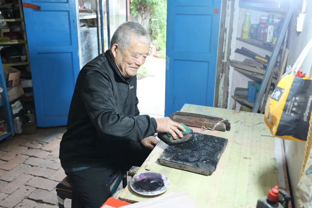 縣區(qū)動(dòng)態(tài)|92歲省級(jí)非遺傳承人李傳清 以刀為筆刻繪“德勝祥”年畫新韻