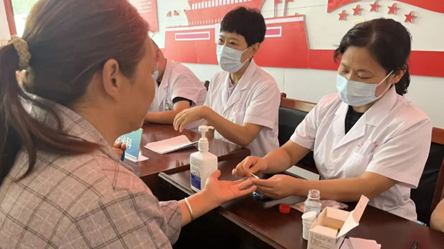 駐馬店市第一人民醫(yī)院醫(yī)療志愿服務(wù)隊(duì)走進(jìn)石寨鋪村