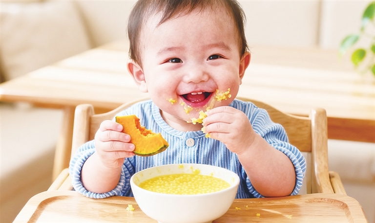 添加輔食 應(yīng)從少到多、從稀到稠