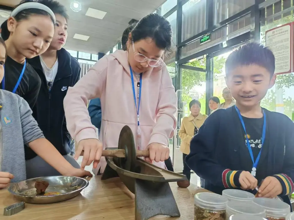 探秘非遺蓍草 傳承天中文脈 | 駐馬店市圖書館舉辦非遺蓍草手工制作活動(dòng)