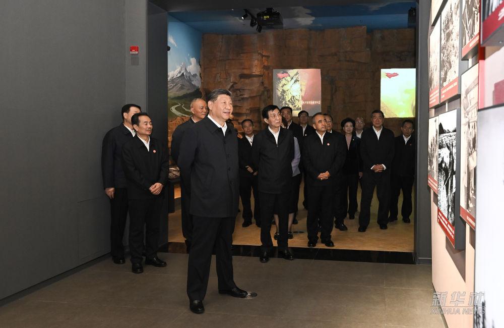 習(xí)近平參觀新疆維吾爾自治區(qū)成立70周年主題成就展