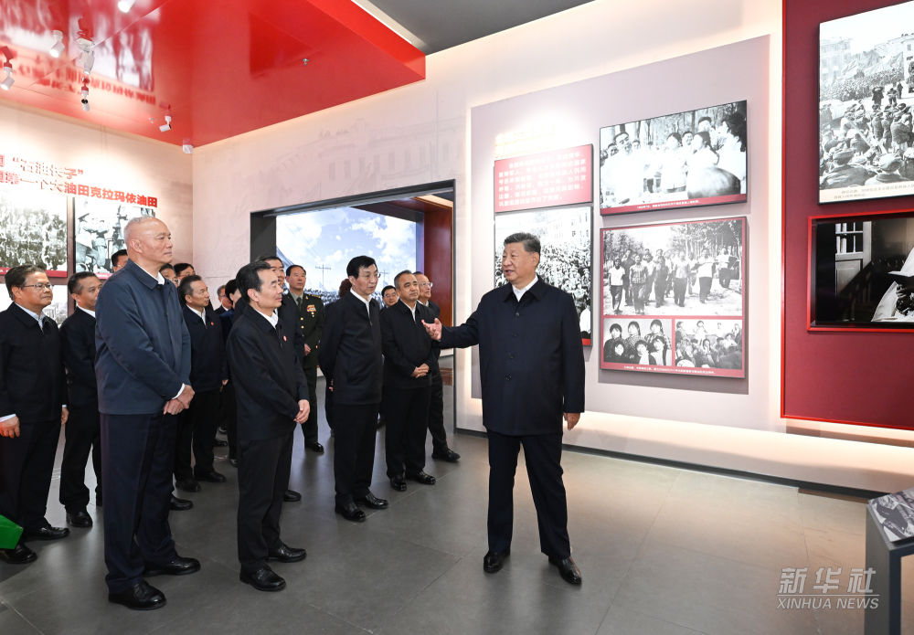 習(xí)近平參觀新疆維吾爾自治區(qū)成立70周年主題成就展