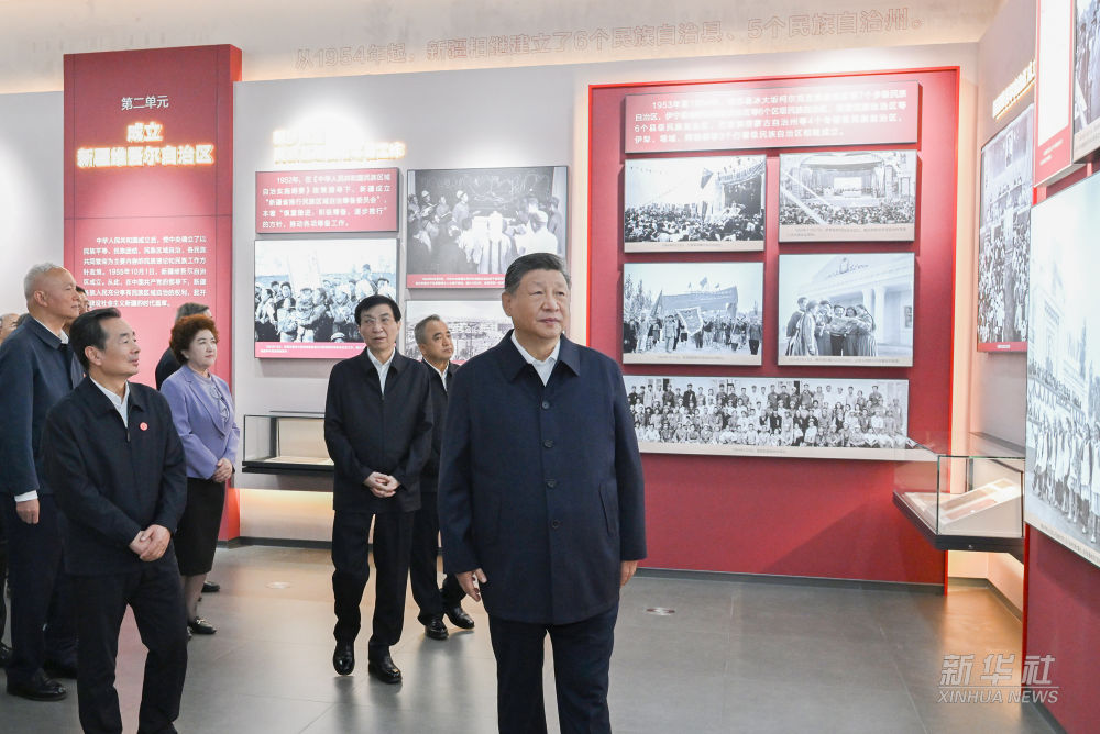 習(xí)近平參觀新疆維吾爾自治區(qū)成立70周年主題成就展