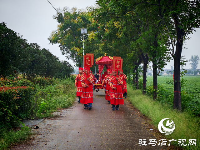 平輿縣萬(wàn)金店鎮(zhèn)宋劉村：巧手“抬”出共富路 花轎產(chǎn)業(yè)奏響鄉(xiāng)村振興歌