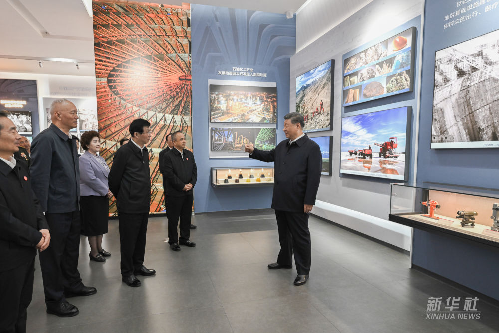習(xí)近平參觀新疆維吾爾自治區(qū)成立70周年主題成就展