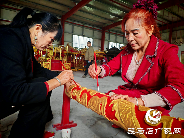 平輿縣萬(wàn)金店鎮(zhèn)宋劉村：巧手“抬”出共富路 花轎產(chǎn)業(yè)奏響鄉(xiāng)村振興歌