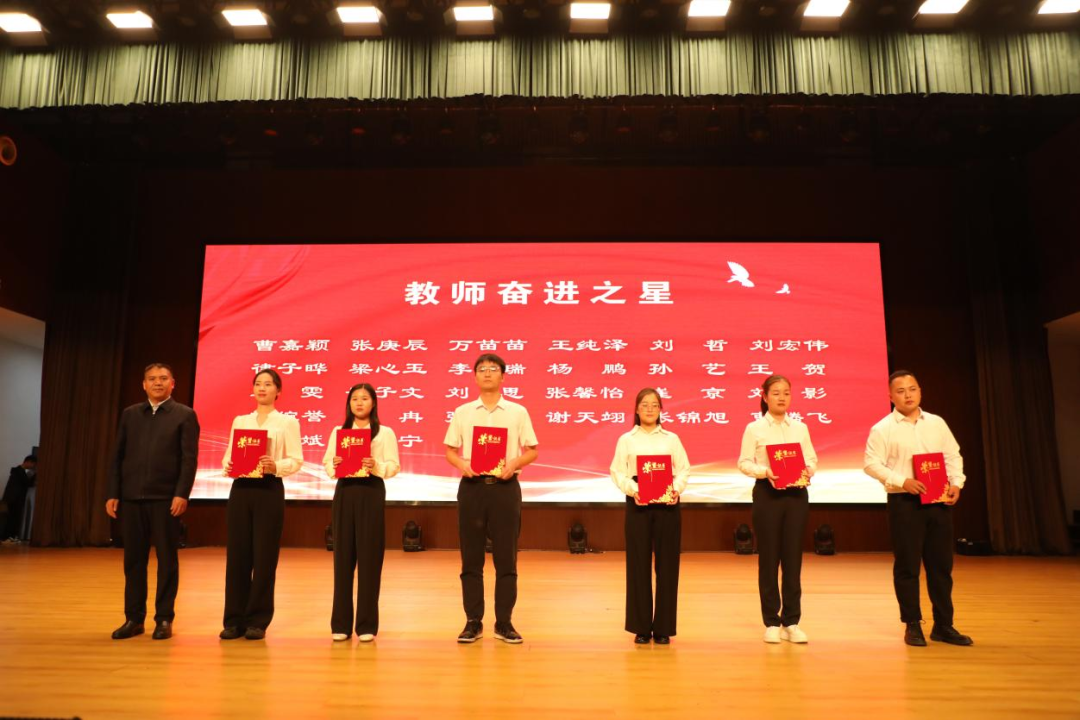 （晨會(huì)選題）駐馬店職業(yè)技術(shù)學(xué)院隆重召開“向上向善 感恩奮進(jìn)”主題活動(dòng)表彰大會(huì)暨“我為師生辦實(shí)事”主題活動(dòng)啟動(dòng)儀式