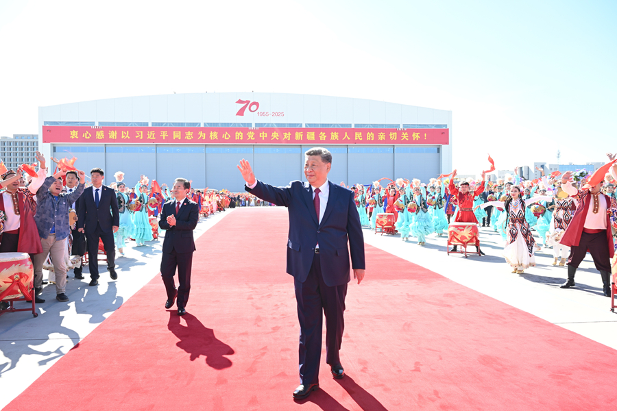 習(xí)近平在出席新疆維吾爾自治區(qū)成立70周年慶?；顒雍蠓祷乇本? /></p>
<p>中共中央總書記、國家主席、中央軍委主席習(xí)近平在烏魯木齊出席新疆維吾爾自治區(qū)成立70周年慶?；顒雍螅?月25日中午乘專機(jī)返回北京。這是習(xí)近平在烏魯木齊天山國際機(jī)場向前來歡送的各族群眾揮手致意。</p>
<p>新華社記者 謝環(huán)馳 攝</p>
			<p class=