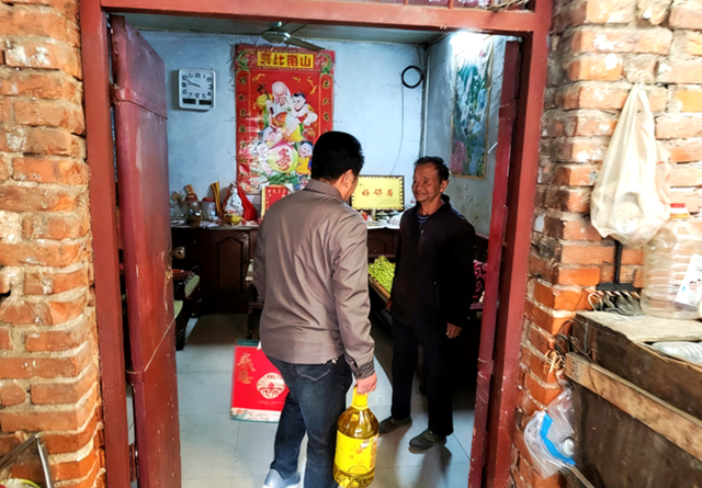 愛心人士慷慨解囊 社區(qū)中秋慰問筑起“溫暖防線”?