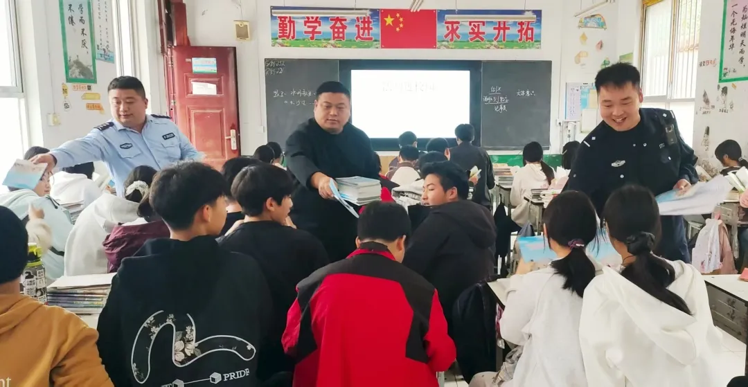 確山公安：法治報告進校園 青春成長不偏航