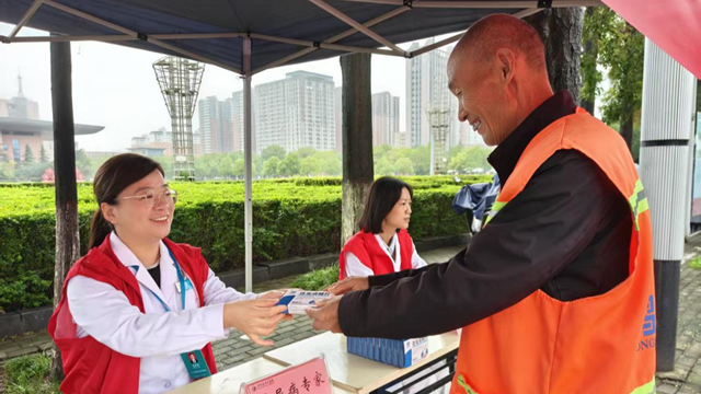 我市開展“服務(wù)百姓健康行動(dòng)”大型義診活動(dòng)