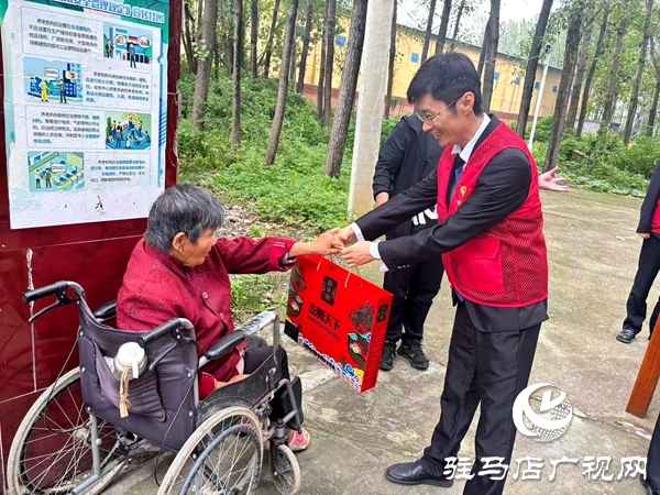 雙節(jié)暖人心！平輿公交志愿服務(wù)大隊(duì)走進(jìn)敬 老院送月餅話家常