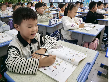 駐馬店市第三小學(xué)開展2025年秋季學(xué)期一、二年級習(xí)慣口令化展示活動