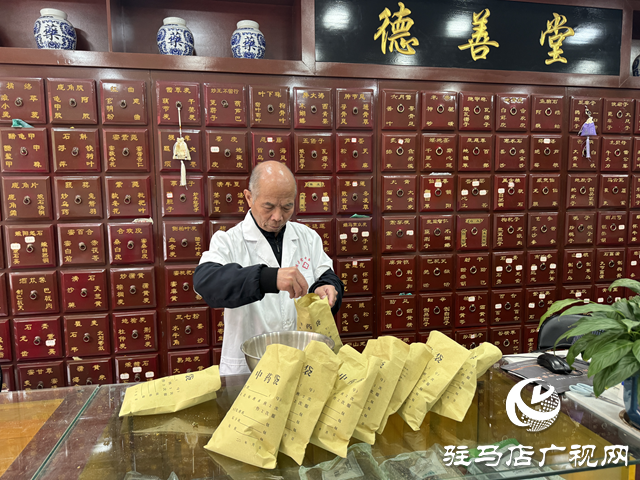 中醫(yī)館獻(xiàn)愛心 免費(fèi)發(fā)放流感預(yù)防中藥包??