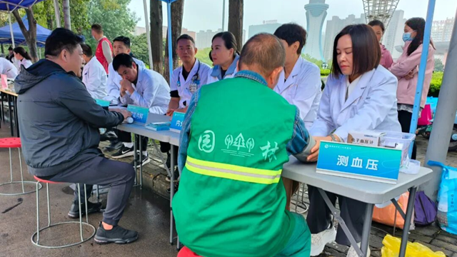 健康送身邊，義診暖人心——駐馬店市第一人民醫(yī)院開(kāi)展“服務(wù)百姓健康行動(dòng)”義診活動(dòng)