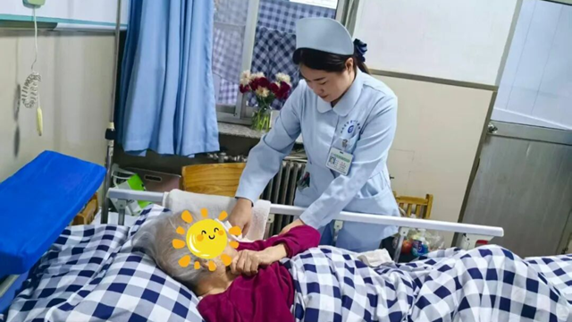  駐馬店市第一人民醫(yī)院—醫(yī)養(yǎng)結(jié)合科：用心守護，讓愛延續(xù)，雙面錦旗背后的照護日記
