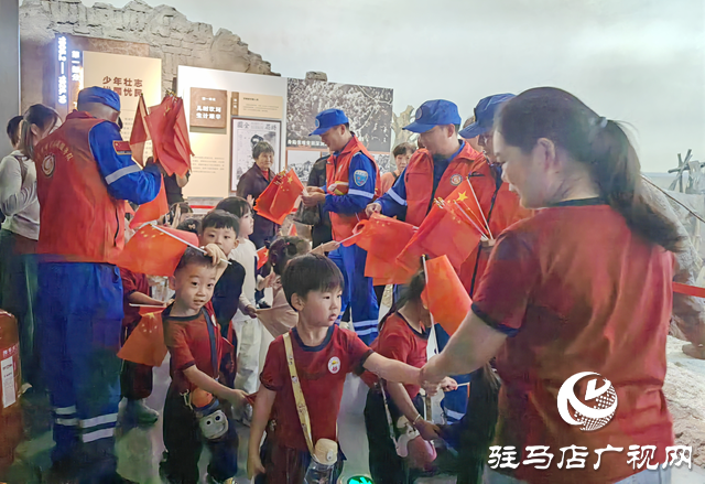 駐馬店市蛟龍水上義務(wù)搜救隊(duì)國(guó)慶前夕向市民贈(zèng)送萬(wàn)面國(guó)旗 