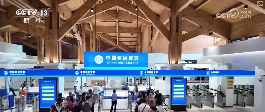 雙節(jié)同慶！中外旅客跨境游走旺 全國(guó)口岸迎出入境高峰