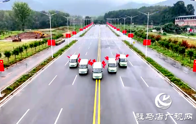 駐馬店金頂山風(fēng)景區(qū)盛裝迎“雙節(jié)” 國(guó)旗飄揚(yáng)打造“中國(guó)紅”打卡勝地??