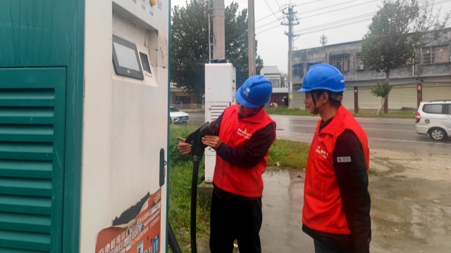 國網(wǎng)泌陽縣供電公司：上門“問診”充電樁 滿電出發(fā)過佳節(jié)