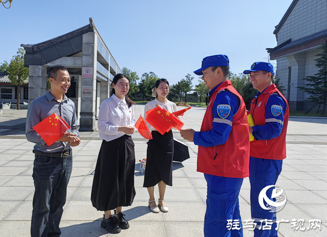 駐馬店市蛟龍水上義務(wù)搜救隊(duì)國(guó)慶前夕向市民贈(zèng)送萬(wàn)面國(guó)旗 