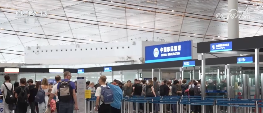 雙節(jié)同慶！中外旅客跨境游走旺 全國(guó)口岸迎出入境高峰