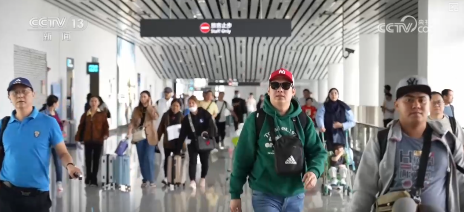 雙節(jié)同慶！中外旅客跨境游走旺 全國(guó)口岸迎出入境高峰