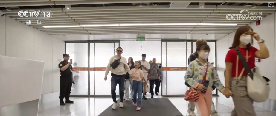 雙節(jié)同慶！中外旅客跨境游走旺 全國(guó)口岸迎出入境高峰