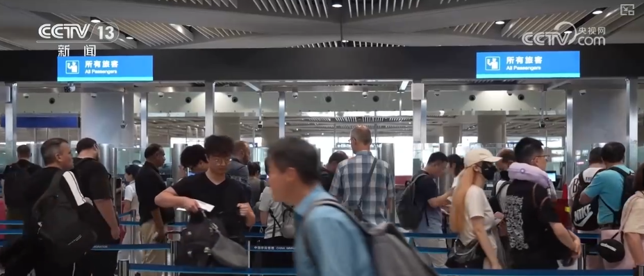 雙節(jié)同慶！中外旅客跨境游走旺 全國(guó)口岸迎出入境高峰