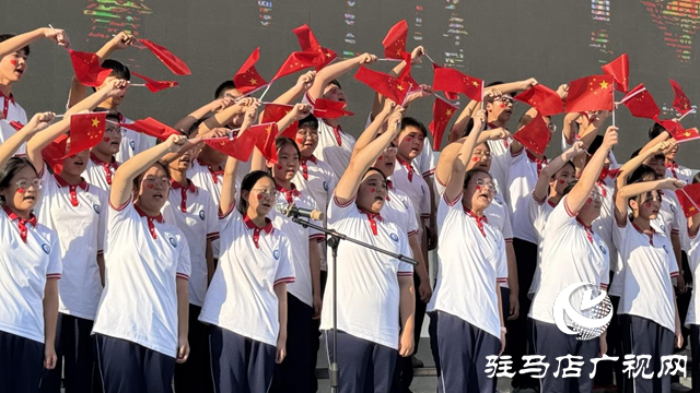 紅歌嘹亮迎國慶 十中學(xué)子唱響愛國情