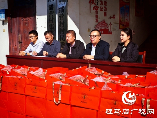 平輿縣潘營(yíng)村為153名80歲老人送月餅：文明實(shí)踐慶雙節(jié) 情暖民心送祝福