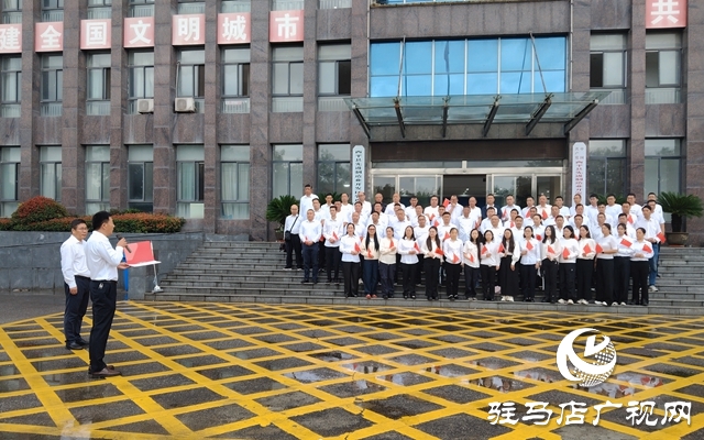  西平縣柏城街道：雨中升旗迎國(guó)慶 赤心向黨踐擔(dān)當(dāng)