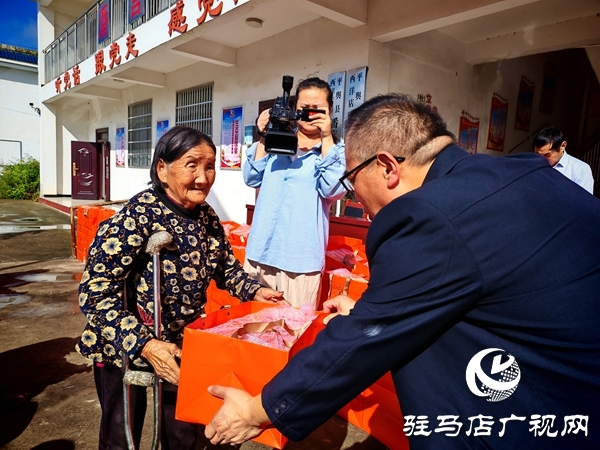 平輿縣潘營(yíng)村為153名80歲老人送月餅：文明實(shí)踐慶雙節(jié) 情暖民心送祝福