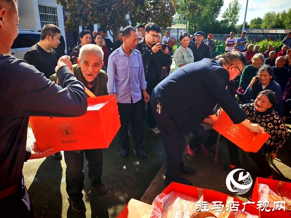 平輿縣潘營(yíng)村為153名80歲老人送月餅：文明實(shí)踐慶雙節(jié) 情暖民心送祝福