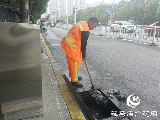 雙節(jié)“不打烊”！駐馬店市環(huán)衛(wèi)工人全員堅守 守護城市潔凈底色