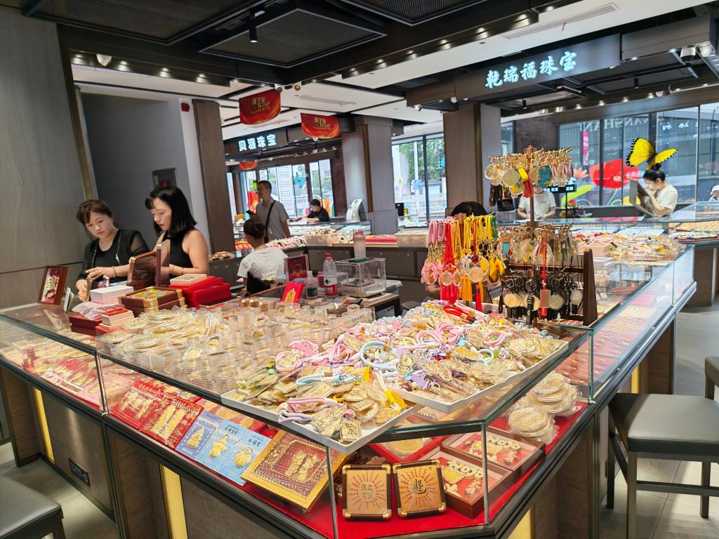 年內(nèi)漲約50%！金價(jià)為何一路高歌？