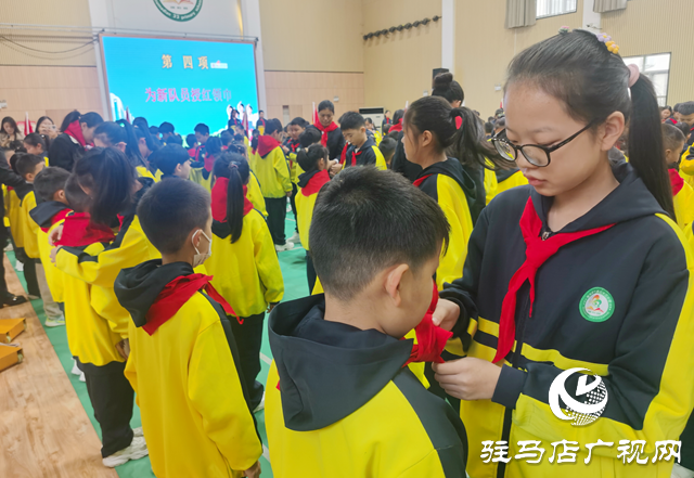 駐馬店市第三十三小學(xué)舉行少先隊(duì)入隊(duì)儀式 197名新隊(duì)員光榮入隊(duì)?