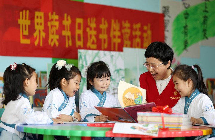 “每一位婦女都是時(shí)代的書(shū)寫(xiě)人、追夢(mèng)的奮斗者”——以習(xí)近平同志為核心的黨中央引領(lǐng)推動(dòng)新時(shí)代婦女事業(yè)發(fā)展和婦聯(lián)工作紀(jì)實(shí)