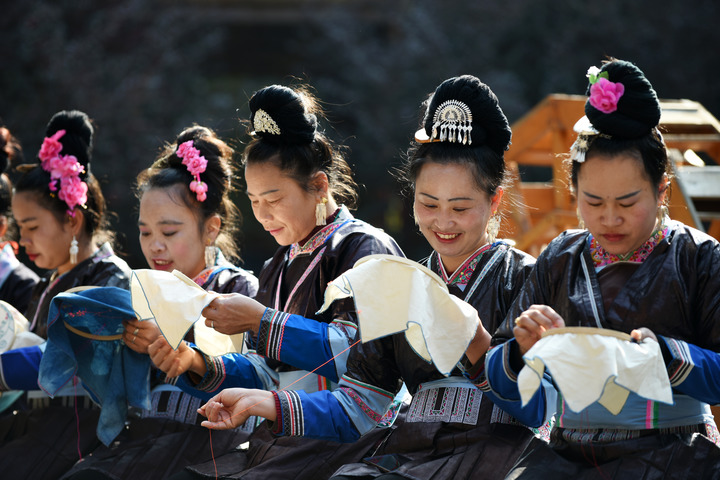 “每一位婦女都是時(shí)代的書(shū)寫(xiě)人、追夢(mèng)的奮斗者”——以習(xí)近平同志為核心的黨中央引領(lǐng)推動(dòng)新時(shí)代婦女事業(yè)發(fā)展和婦聯(lián)工作紀(jì)實(shí)