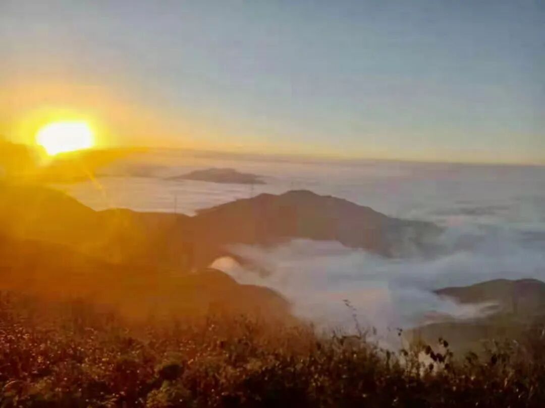 暮色漫過(guò)白云山，來(lái)這里感受云端與晚風(fēng)