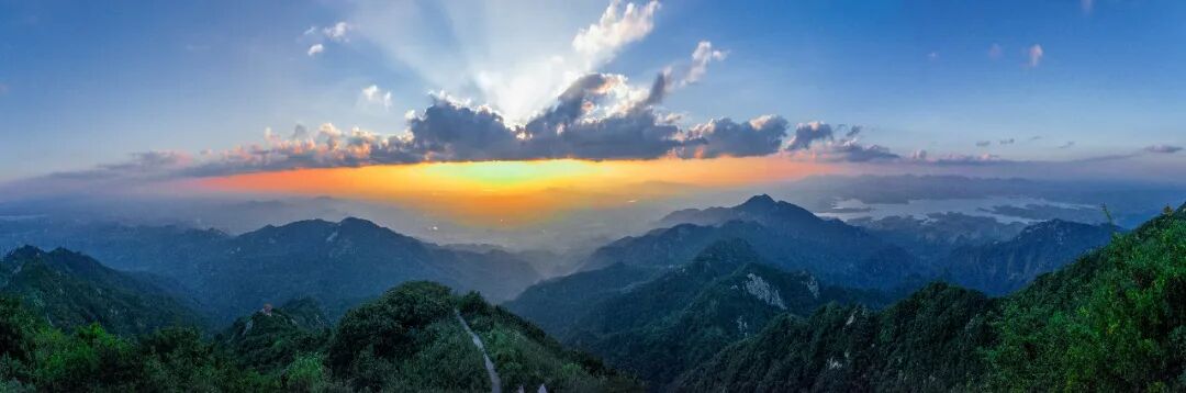 暮色漫過(guò)白云山，來(lái)這里感受云端與晚風(fēng)