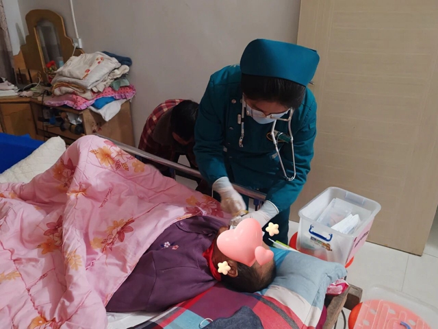 雨夜泥濘路,難阻醫(yī)者心—駐馬店市第二人民醫(yī)院護(hù)理團(tuán)隊(duì)冒雨上門守護(hù)臥床患者